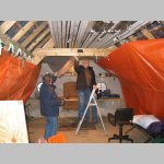 isolatie aanbrengen van de tijdelijke shack bij Heijmen (PA1HC) 